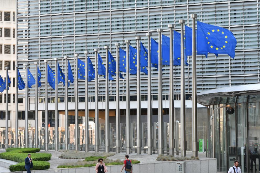 Ursula von der Leyen lana dilogo estratgico sobre o futuro da indstria automvel e anuncia plano de ao